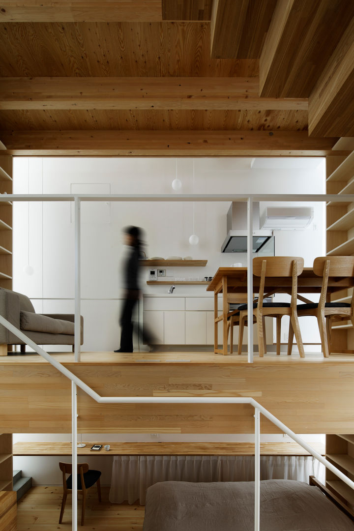 White hut and Tilia japonica, 高橋真紀建築設計事務所 高橋真紀建築設計事務所 Eclectic style dining room