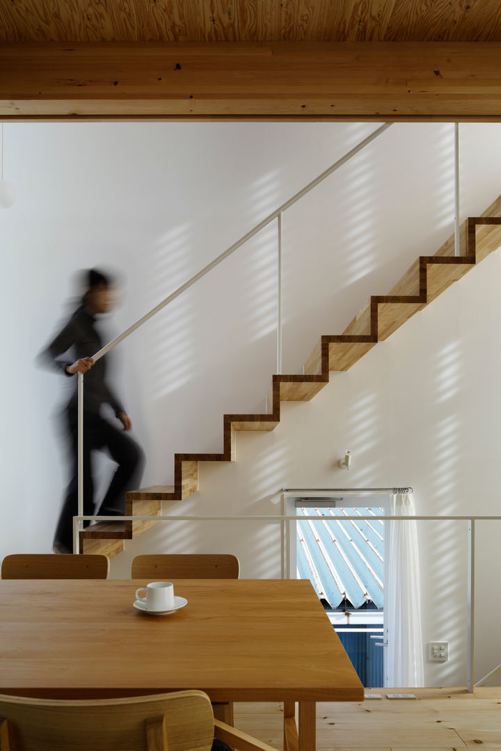 White hut and Tilia japonica, 高橋真紀建築設計事務所 高橋真紀建築設計事務所 Eclectic corridor, hallway & stairs