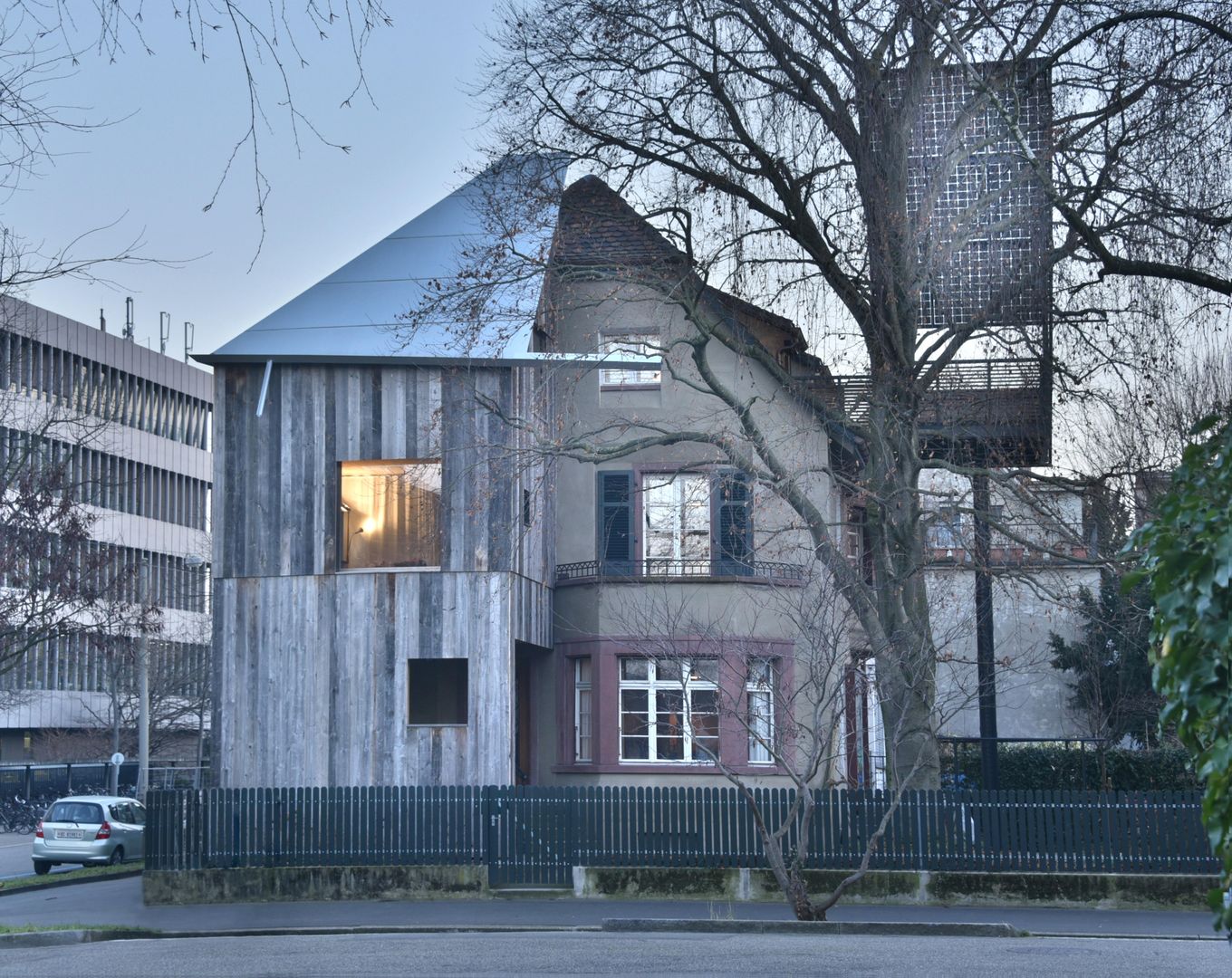 House with a Tree, Sauter von Moos Sauter von Moos Casas rústicas