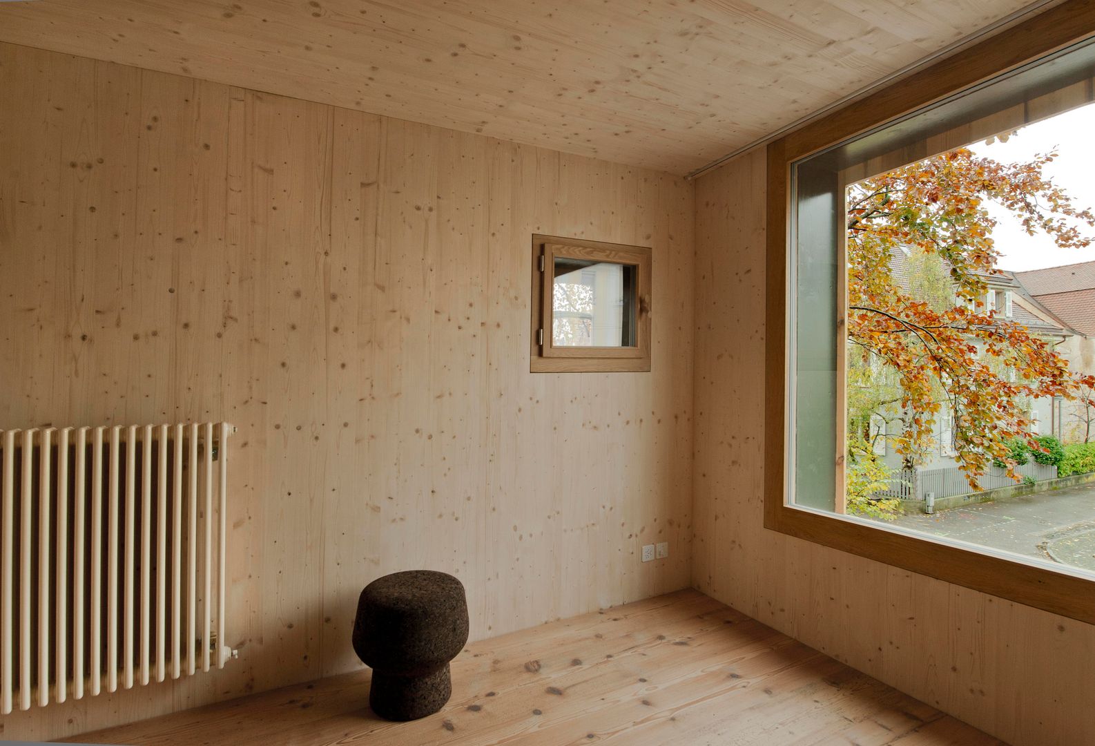 House with a Tree, Sauter von Moos Sauter von Moos Living room