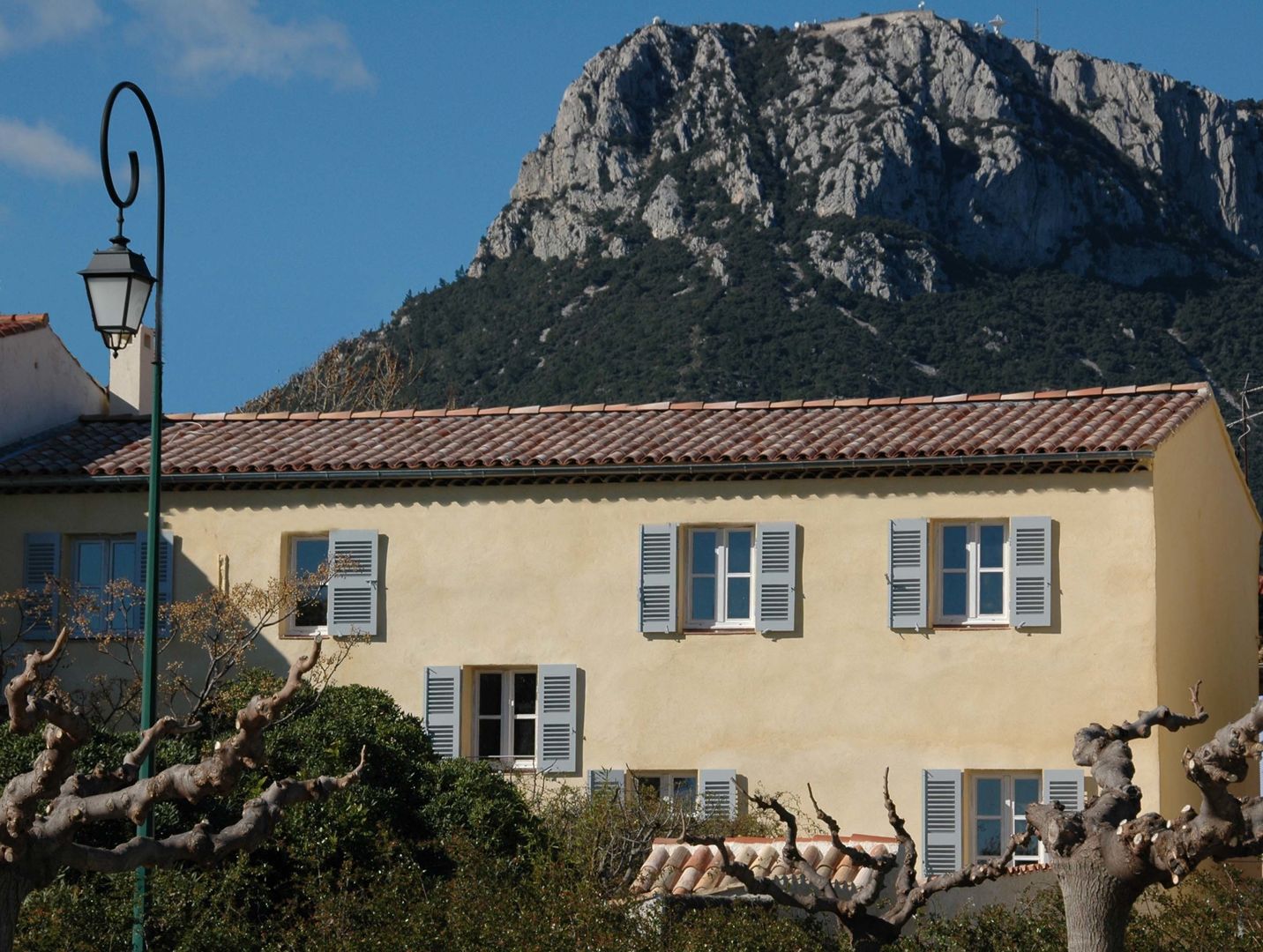 une bastide de 1770 entièrement rénovée avec une surélévation des toitures permettant d'atteindre une isolation parfaite des volumes sous toiture, agence d'architecture nadia poss agence d'architecture nadia poss Houses