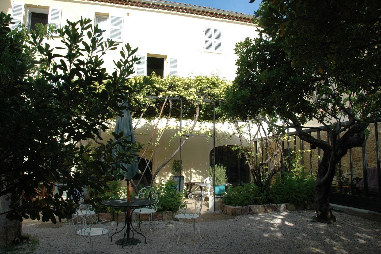 une bastide de 1770 entièrement rénovée avec une surélévation des toitures permettant d'atteindre une isolation parfaite des volumes sous toiture, agence d'architecture nadia poss agence d'architecture nadia poss Mediterranean style house