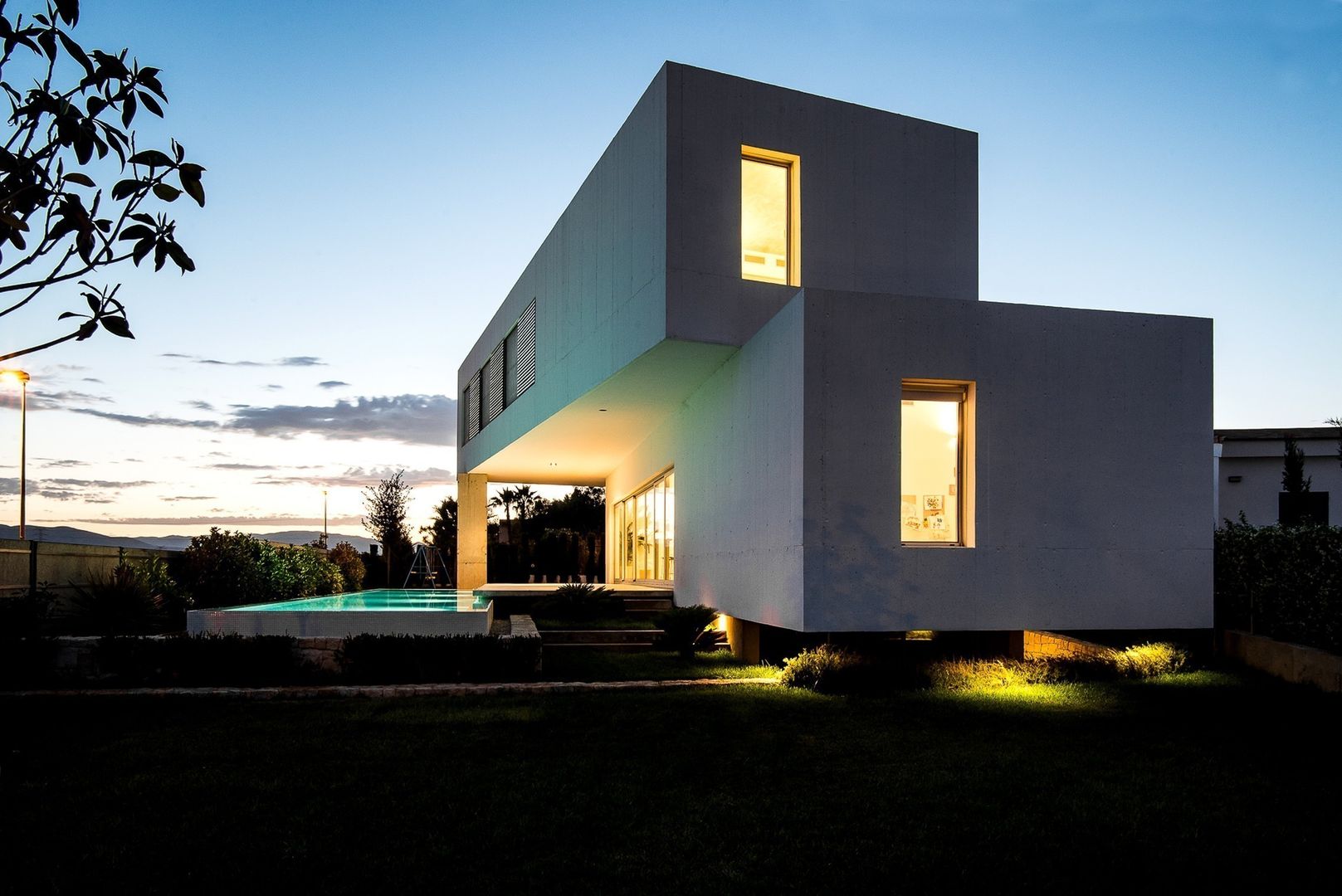 Casa Mikado, Ascoz Arquitectura Ascoz Arquitectura Jardines de estilo minimalista Iluminación