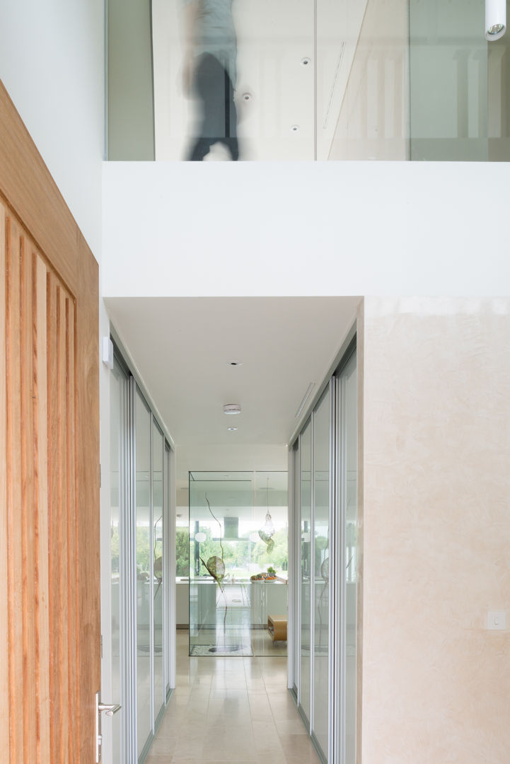 River House - Internal view of circulation Selencky///Parsons Modern Corridor, Hallway and Staircase