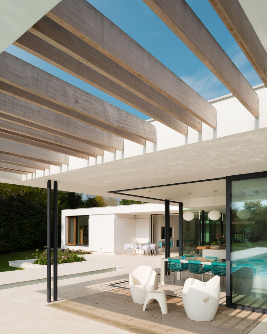 River House - View of canopy, garden and interiors Selencky///Parsons Modern balcony, veranda & terrace