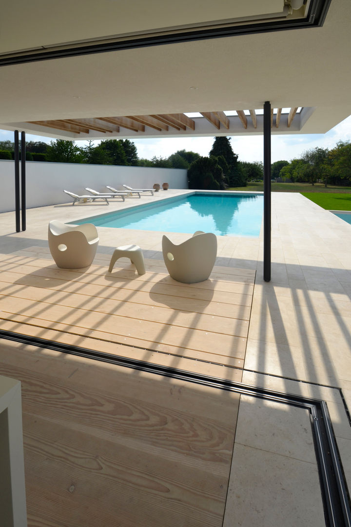 River House - External view of canopy, pool and garden Selencky///Parsons Modern pool