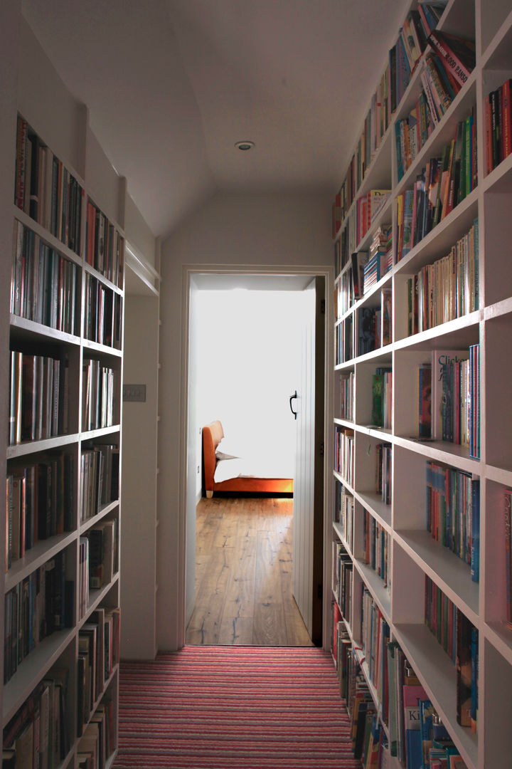 Veddw Farm, Monmouthshire, Hall + Bednarczyk Architects Hall + Bednarczyk Architects Modern corridor, hallway & stairs