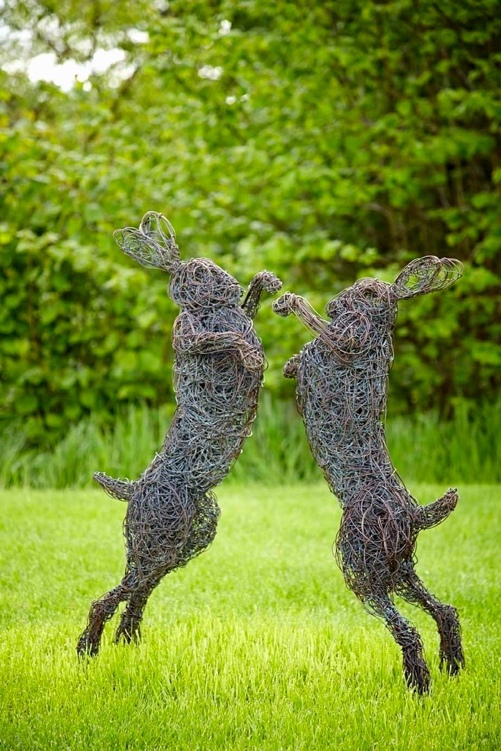 Mad March Hares in bronze wire Rupert Till Jardines de estilo rural