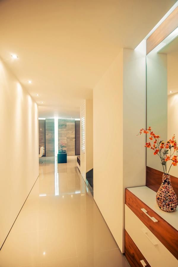 Casa Cocotera, TAFF TAFF Modern corridor, hallway & stairs