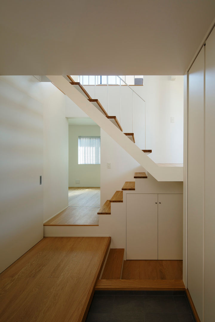 東玉川の家, 向山建築設計事務所 向山建築設計事務所 Modern corridor, hallway & stairs لکڑی Wood effect