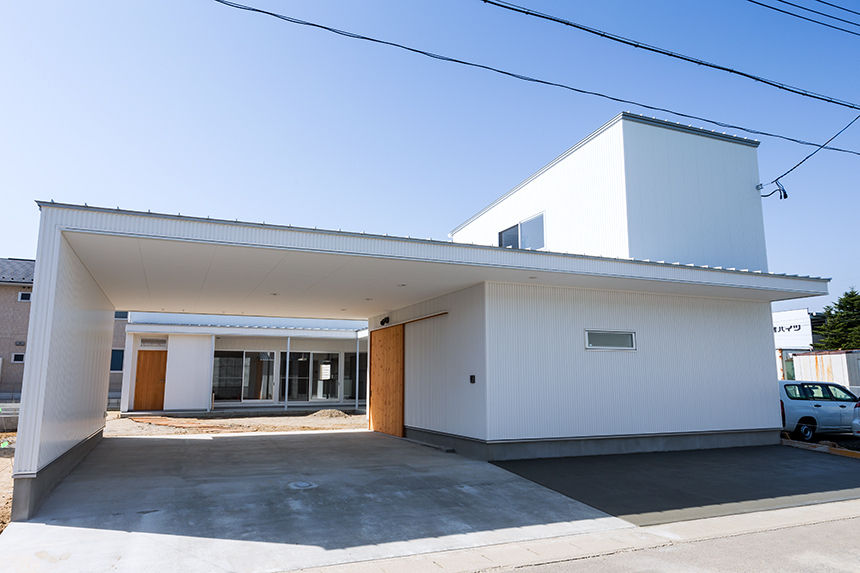 コの字の家, Koshigoe Architects 腰越耕太建築設計事務所 Koshigoe Architects 腰越耕太建築設計事務所 บ้านและที่อยู่อาศัย