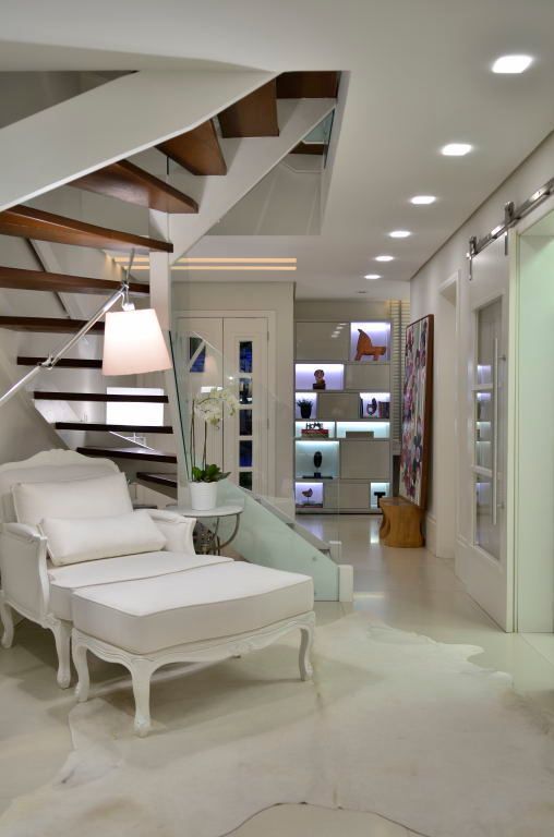 Elegante casa em condomínio, Tania Bertolucci de Souza | Arquitetos Associados Tania Bertolucci de Souza | Arquitetos Associados Modern corridor, hallway & stairs