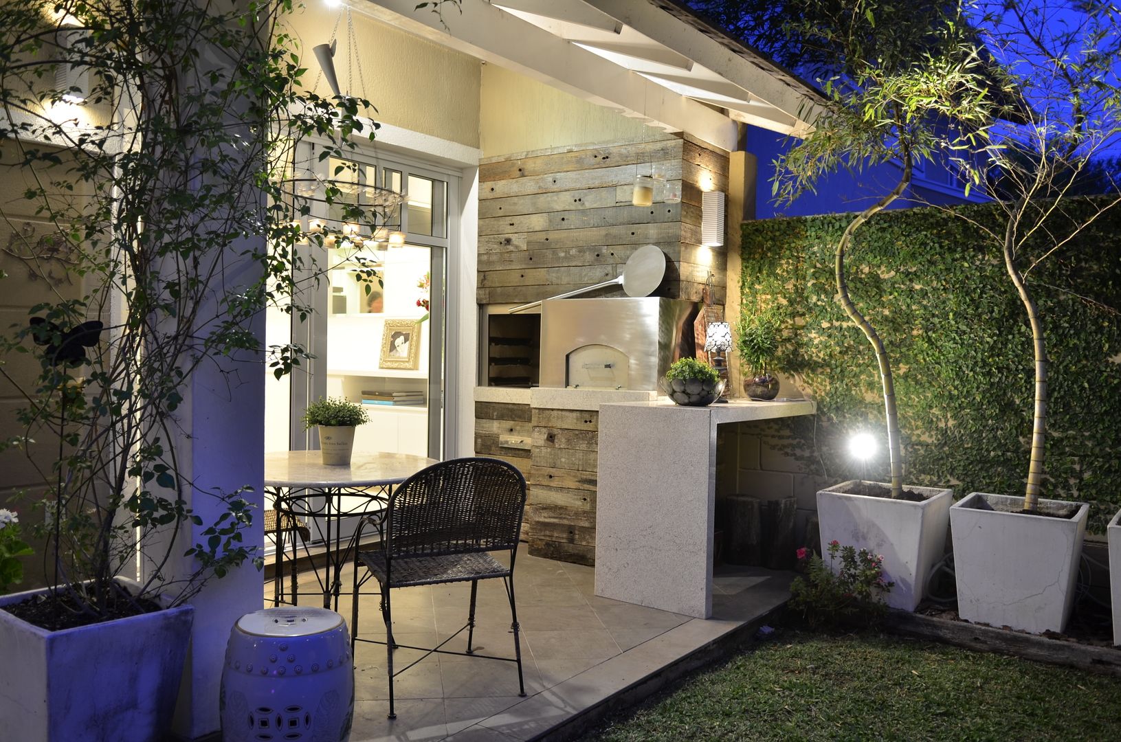 Elegante casa em condomínio, Tania Bertolucci de Souza | Arquitetos Associados Tania Bertolucci de Souza | Arquitetos Associados Varandas, marquises e terraços modernos