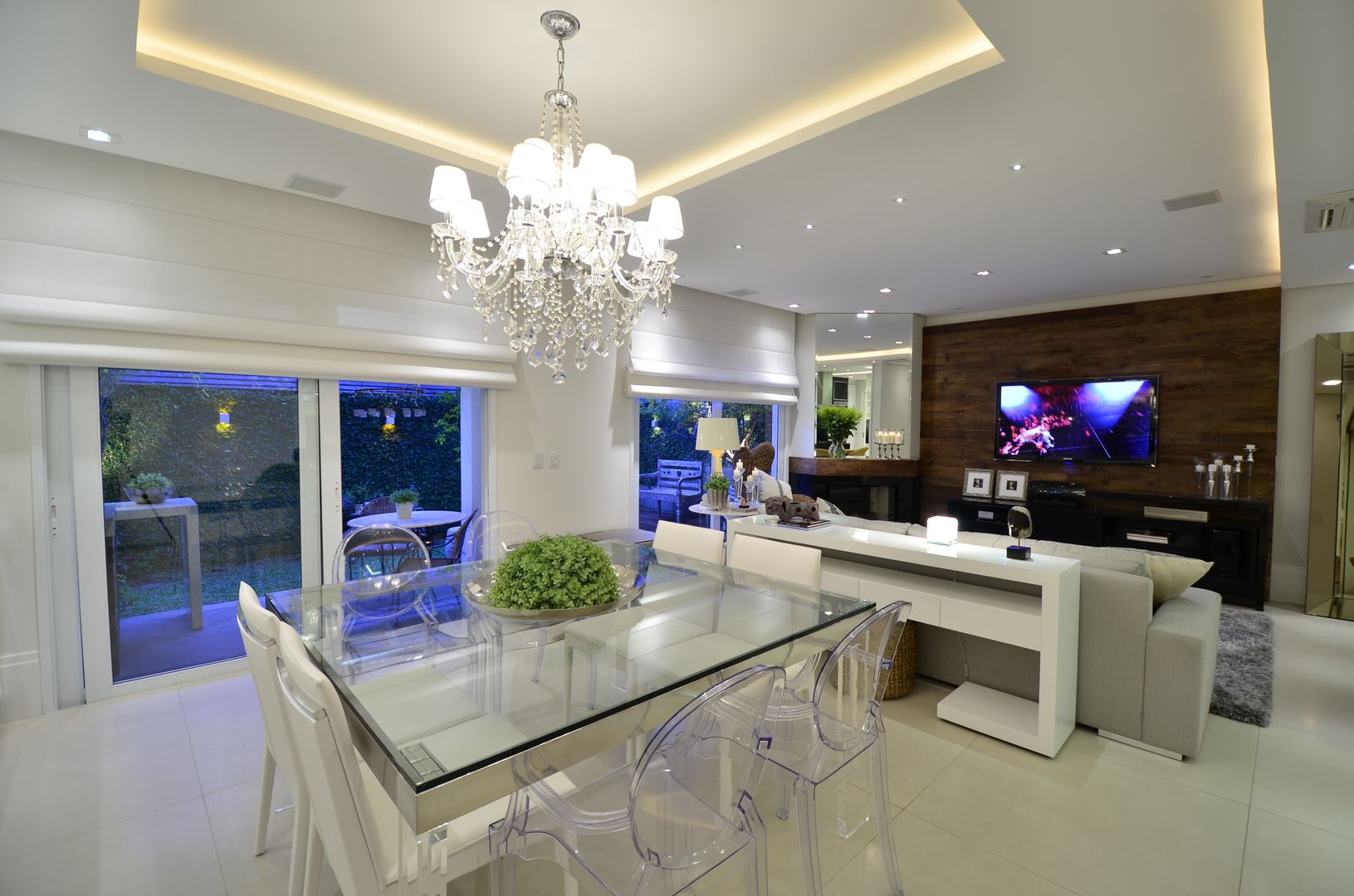 Elegante casa em condomínio, Tania Bertolucci de Souza | Arquitetos Associados Tania Bertolucci de Souza | Arquitetos Associados Ruang Makan Modern