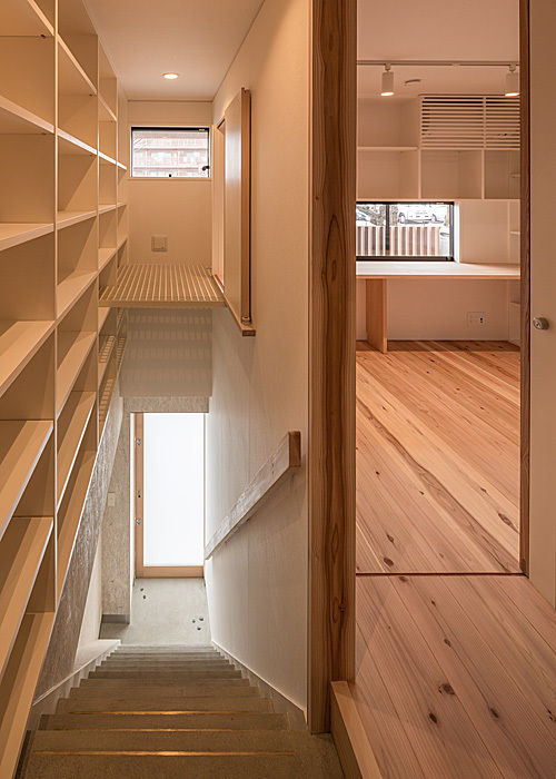 高台寺の家, 河合建築デザイン事務所 河合建築デザイン事務所 Eclectic style corridor, hallway & stairs