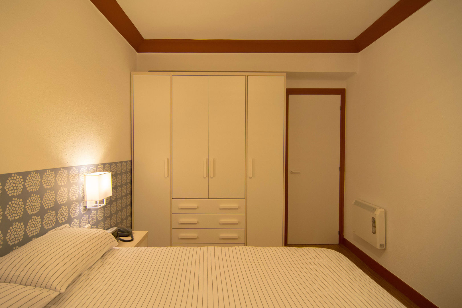 Reforma en Donostia / San Sebastián, Apal Estudio Apal Estudio Scandinavian style bedroom Wardrobes & closets