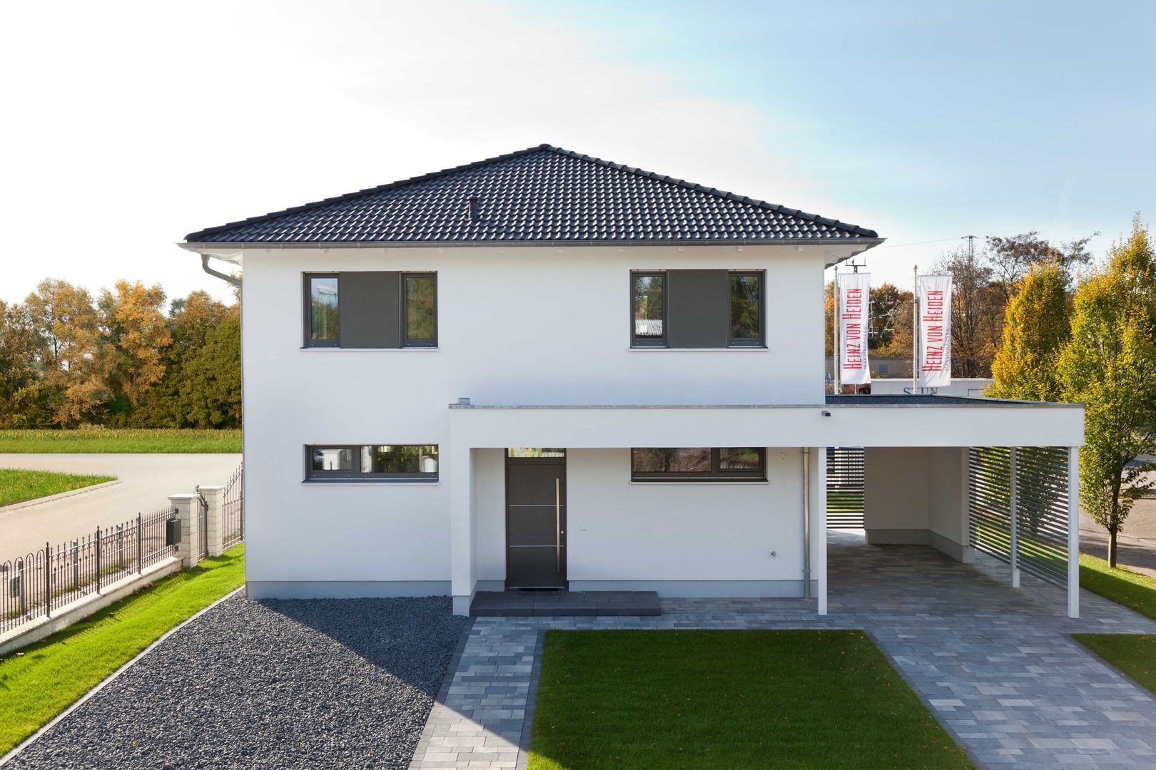 Die Stadtvilla Köpenick verbindet moderne Villenarchitektur und geräumiges Wohnen auf zwei Vollgeschossen. Bodentiefe Fenster sorgen für lichtdurchflutete Räume. homify Moderne Häuser Himmel,Eigentum,Fenster,Anlage,Gebäude,Grün,Baum,Haus,Grundstück,Gras