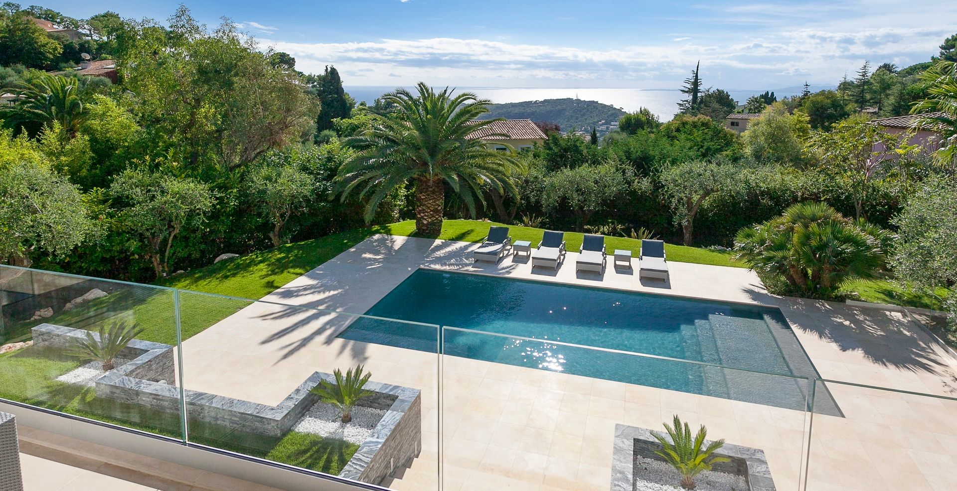 Villa South of France Exterior Charlotte Candillier Interiors モダンスタイルの プール