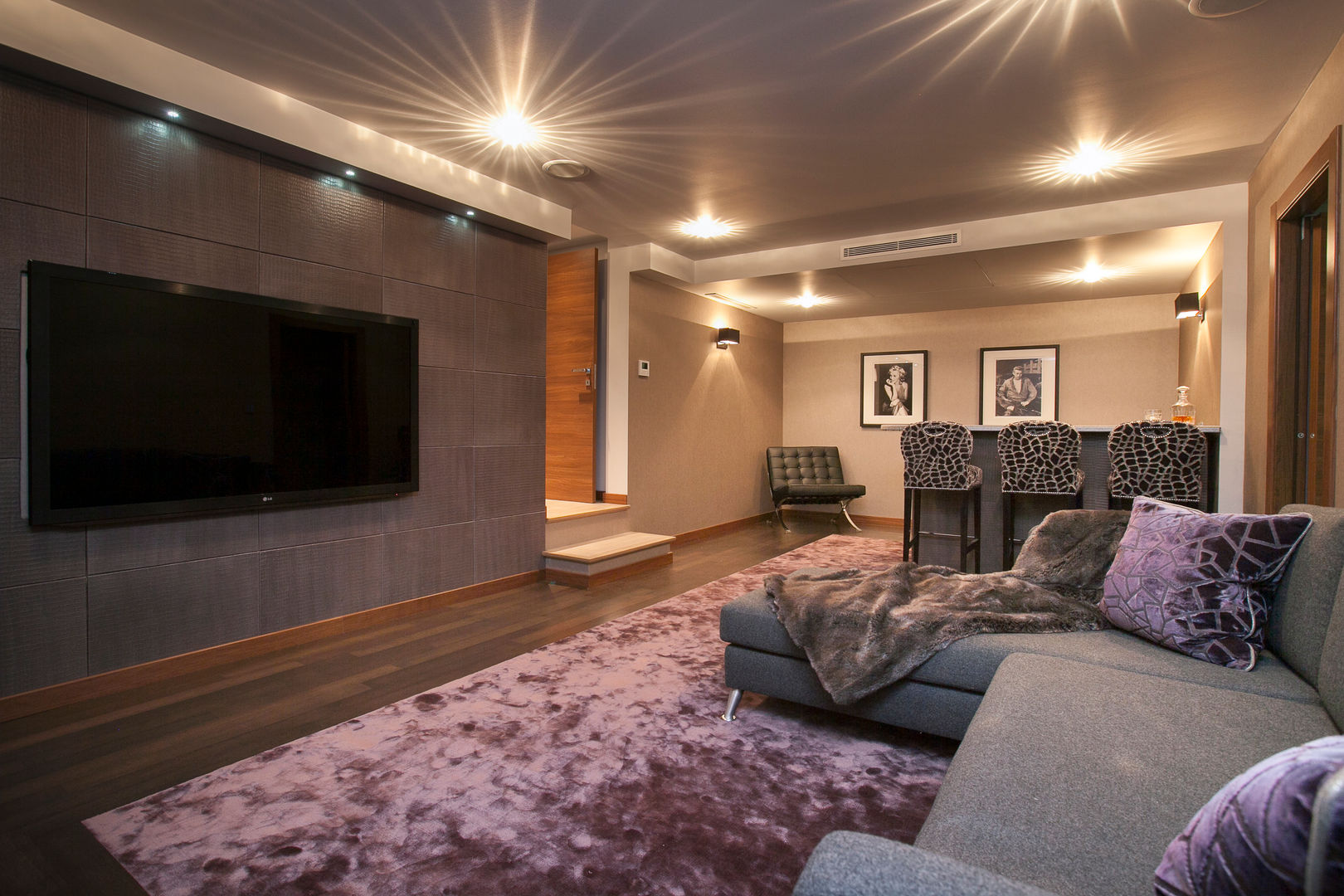 Villa South of France Interior cinema room Charlotte Candillier Interiors モダンデザインの 多目的室