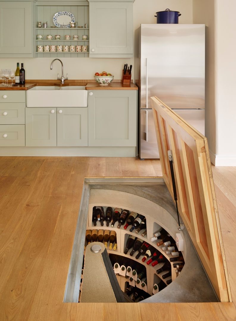 The 'Essential Cellar' wine cellar kit enabled the owner of this home to build their cellar in less than 2 weeks homify モダンデザインの ワインセラー