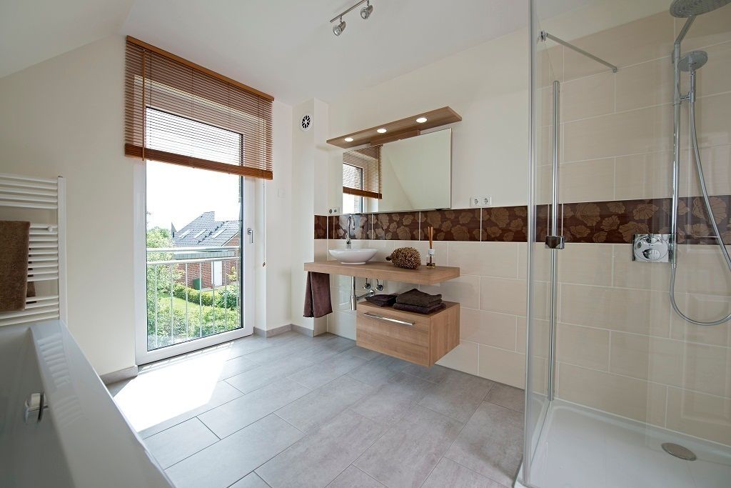 Das großzügig geschnittene Badezimmer lässt mit Badewanne und Dusche keine Wünsche offen. homify Klassische Badezimmer Eigentum,Gebäude,Holz,Zimmerpflanze,Innenarchitektur,Fenster,Sanitärarmatur,Umhauen,Badezimmer,Bodenbelag