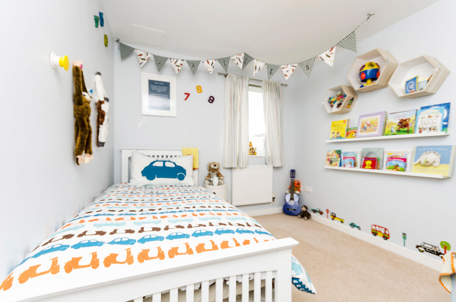 Jaeden's bedroom MK Kid Interiors モダンスタイルの寝室