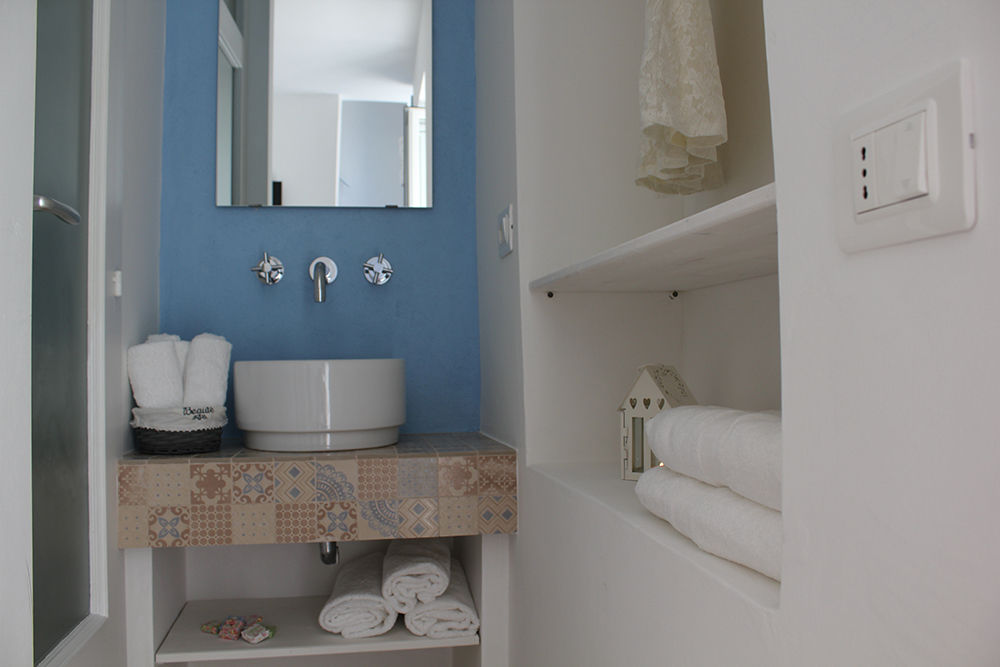 La casetta - casa vacanze, INARCHlab INARCHlab Bathroom Shelves