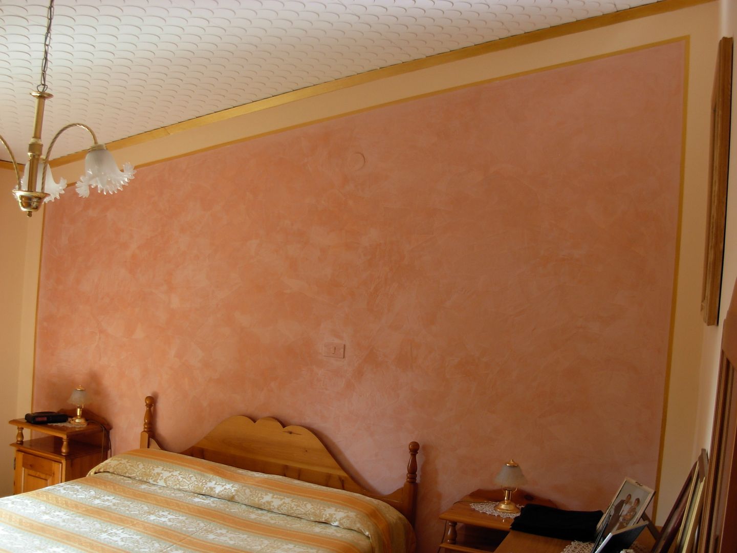 Testata del letto con Stucco a Cera Rosa Antico, Arte & Decorazioni di Marco Sinibaldi Arte & Decorazioni di Marco Sinibaldi Classic style bedroom