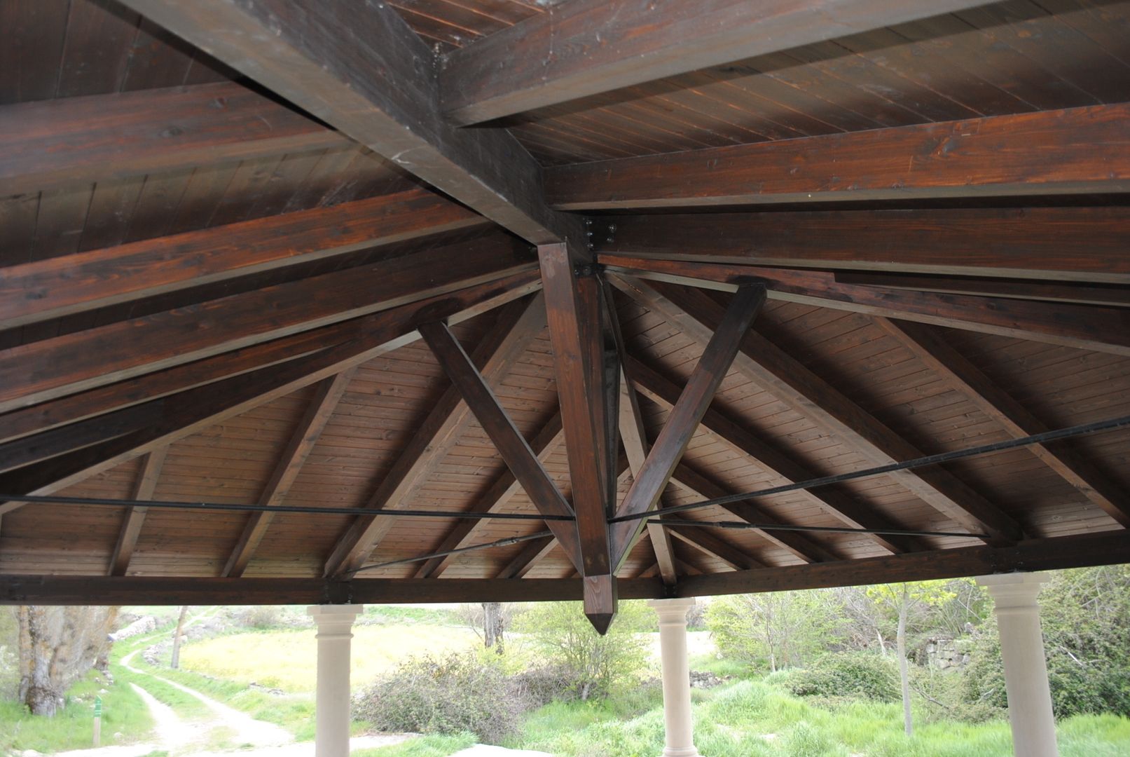 Porche de madera en Torresaviñán (Guadalajara), CUTECMA Estructuras de madera CUTECMA Estructuras de madera 러스틱스타일 정원