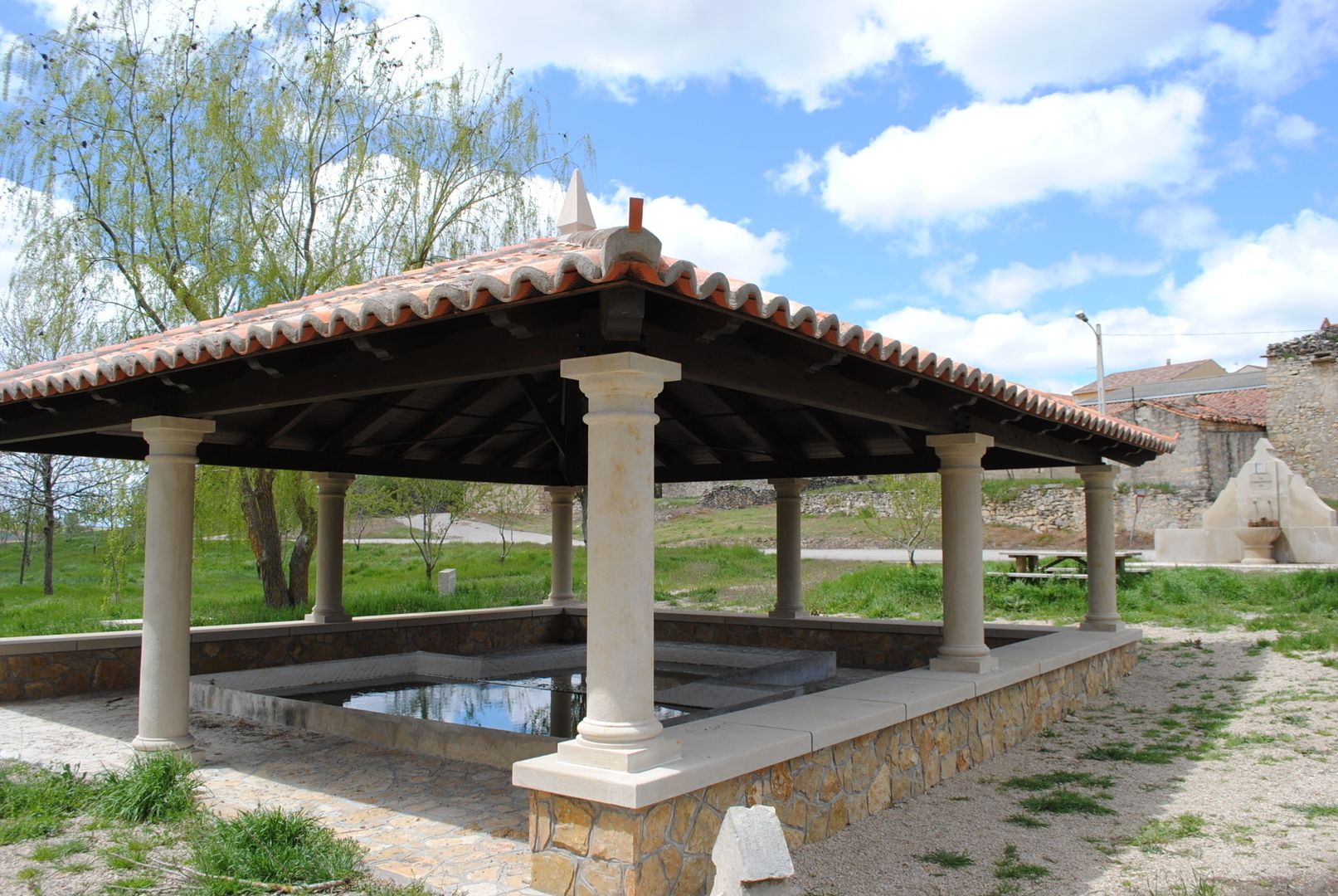 Porche de madera en Torresaviñán (Guadalajara), CUTECMA Estructuras de madera CUTECMA Estructuras de madera ラスティックな 庭