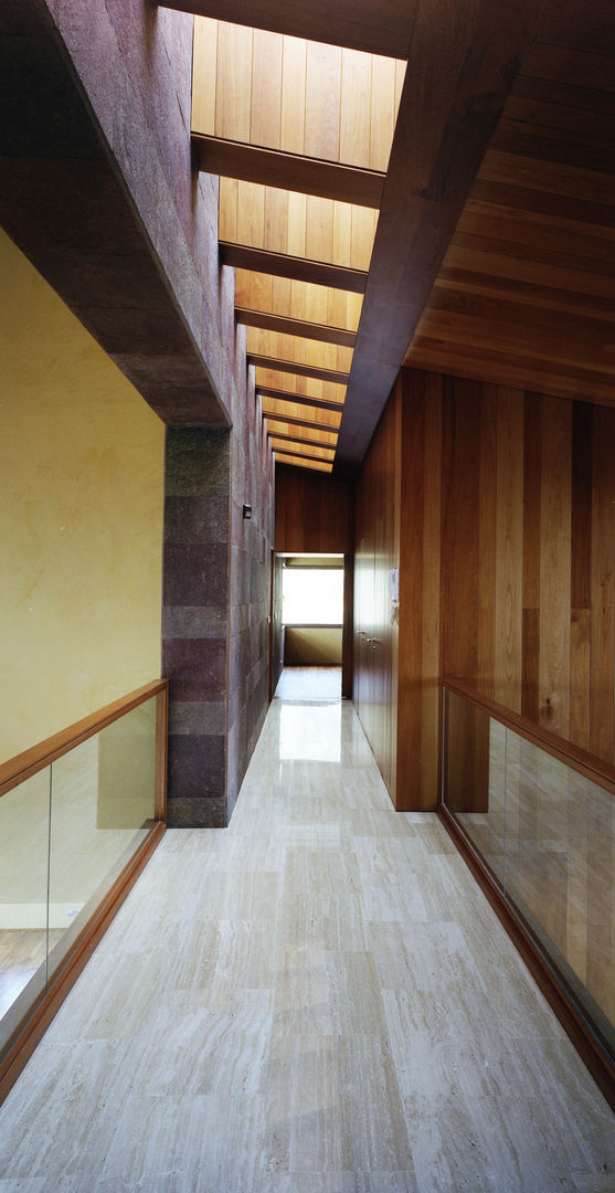 Correa + Estévez Arquitectura - Vivienda en Ifara, CORREA + ESTEVEZ ARQUITECTURA CORREA + ESTEVEZ ARQUITECTURA 現代風玄關、走廊與階梯