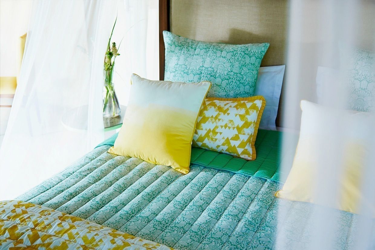 Green Doodle reversible double quilt, sham & cushion cover set ( 7 pcs) homify Dormitorios de estilo ecléctico Textiles