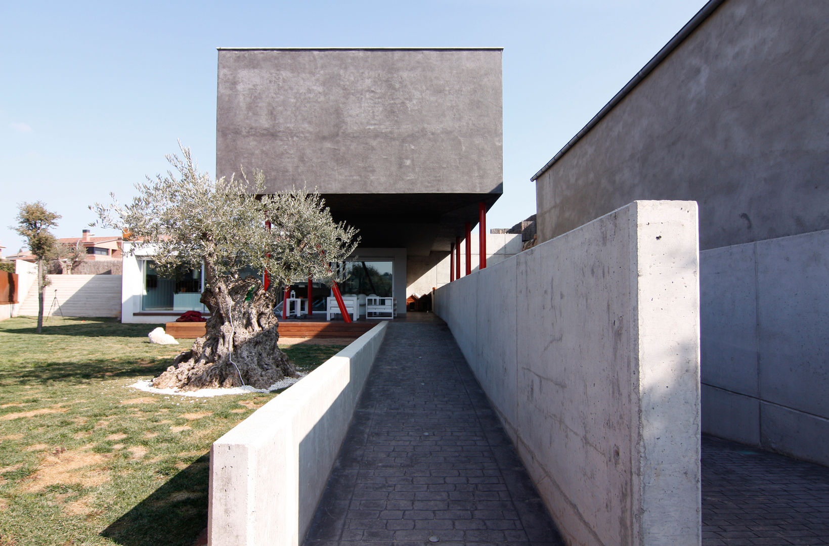 Vivienda unifamiliar en Navàs. Rampa de acceso peatonal eidée arquitectes S.L.P. Casas de estilo minimalista