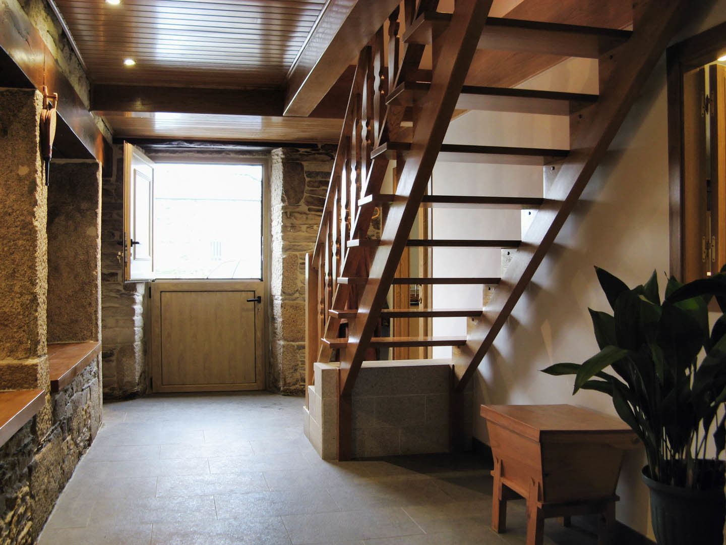 Rehabilitación en Lugo, Intra Arquitectos Intra Arquitectos Country style corridor, hallway& stairs