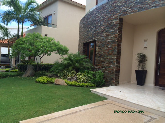 Jardines en campo de golf, Tropico Jardineria Tropico Jardineria Vườn phong cách hiện đại