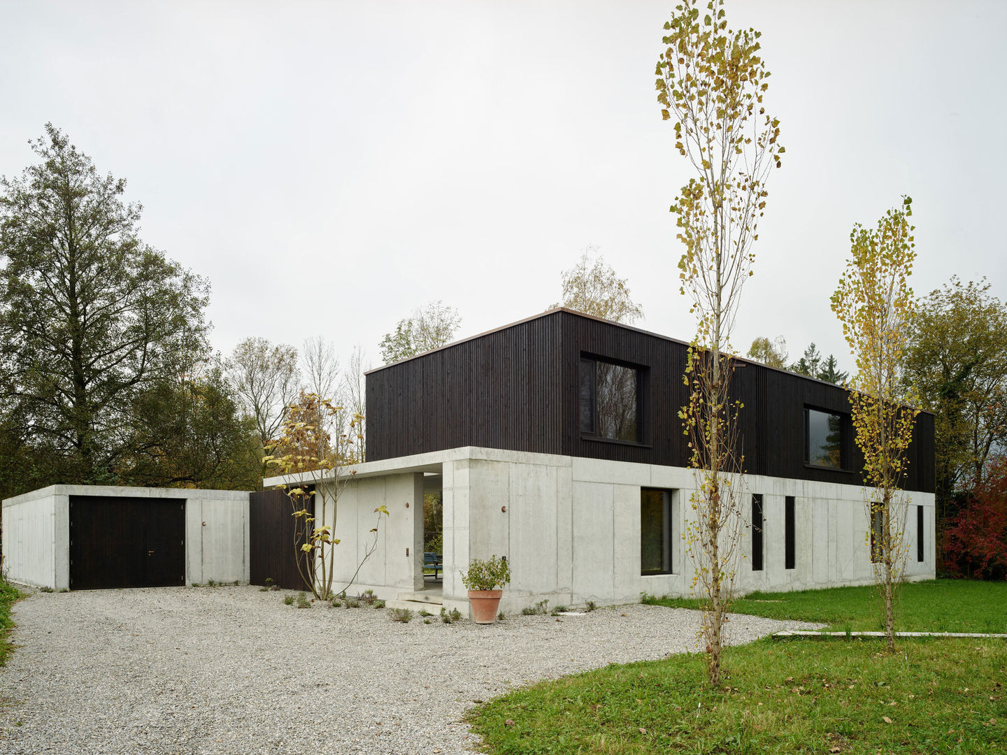 ewi - Einfamilienwohnhaus Ipsach, :mlzd :mlzd Casas de estilo ecléctico