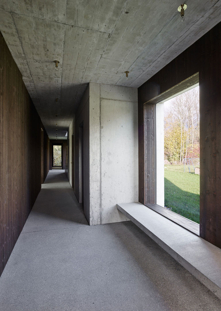 ewi - Einfamilienwohnhaus Ipsach, :mlzd :mlzd Eclectic style corridor, hallway & stairs