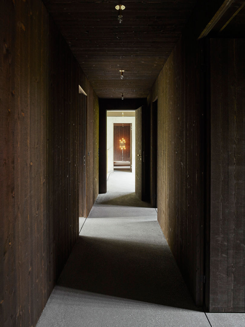 ewi - Einfamilienwohnhaus Ipsach, :mlzd :mlzd Eclectic style corridor, hallway & stairs