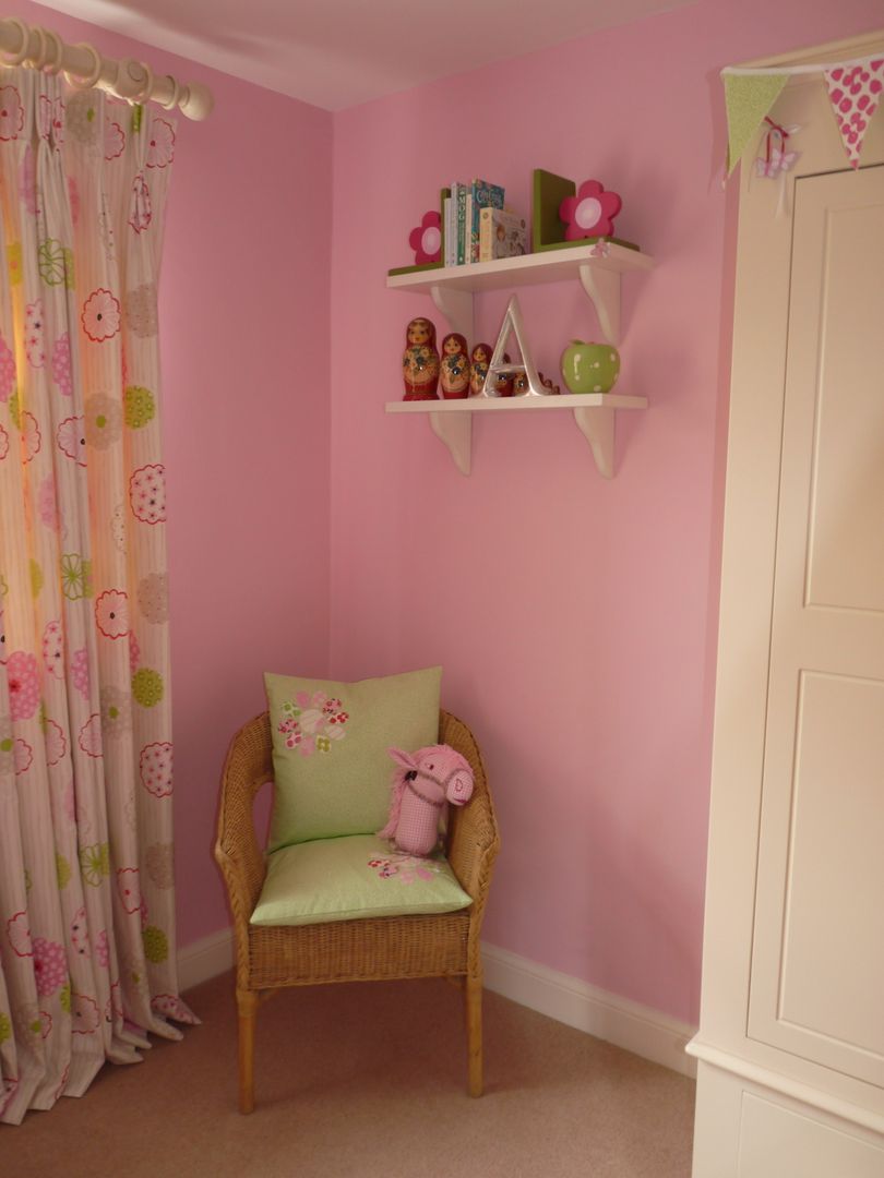 Little Girl's Bedroom Natalie Davies Interior Design Stanza dei bambini moderna