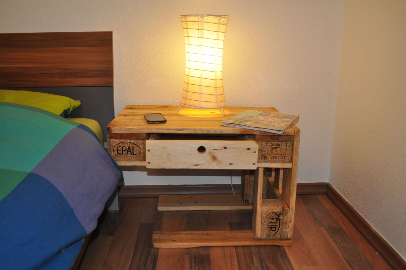 Palettenmöbel - Nachtschrank "Natur", starg starg Phòng ngủ phong cách mộc mạc Bedside tables