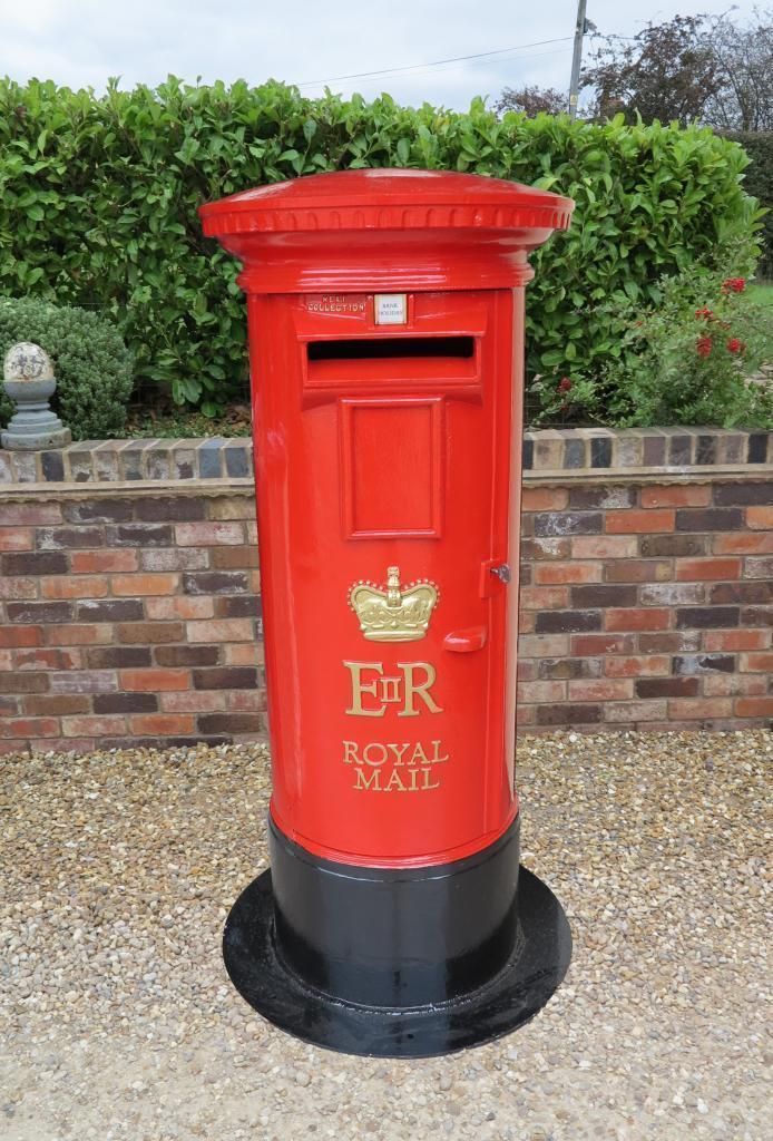 Royal Mail ER Cast Iron Floor Mounted Pillar Box UKAA | UK Architectural Antiques Сад в классическом стиле Аксессуары и декор