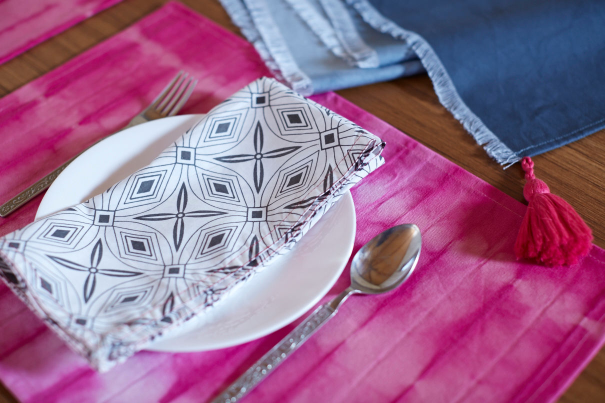 PINK TIE & DYE TABLE MAT ( 6 PCS) WITH GREY LATTICE NAPKIN ( 6 PCS) homify Ruang Makan Modern Accessories & decoration