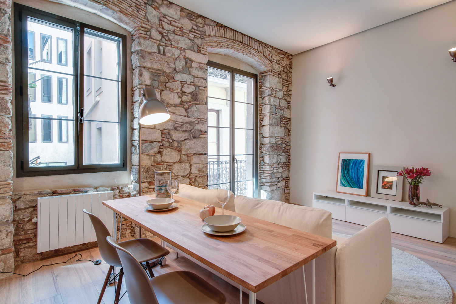 LOFTS GIRONA Lara Pujol | Interiorismo & Proyectos de diseño Comedores de estilo mediterráneo