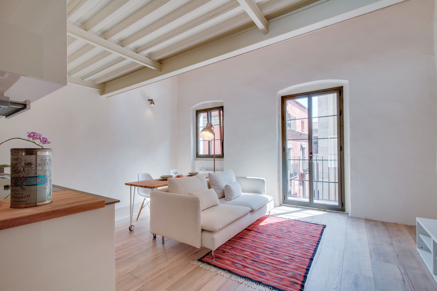 LOFTS GIRONA Lara Pujol | Interiorismo & Proyectos de diseño Salas de estilo mediterraneo