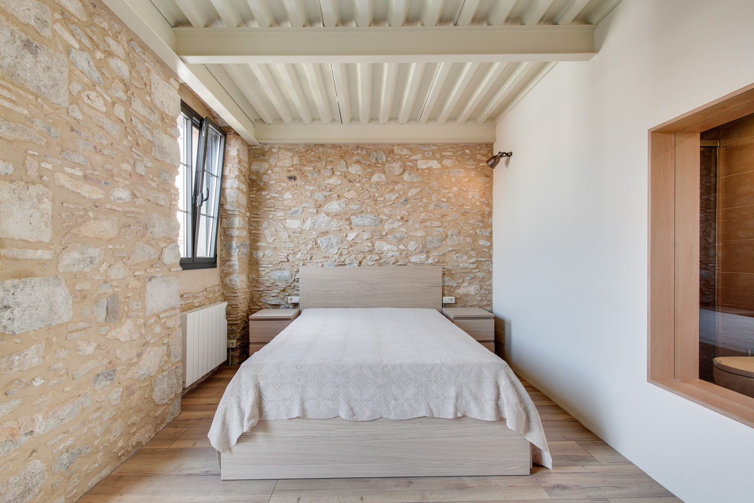 LOFTS GIRONA Lara Pujol | Interiorismo & Proyectos de diseño Dormitorios de estilo mediterráneo