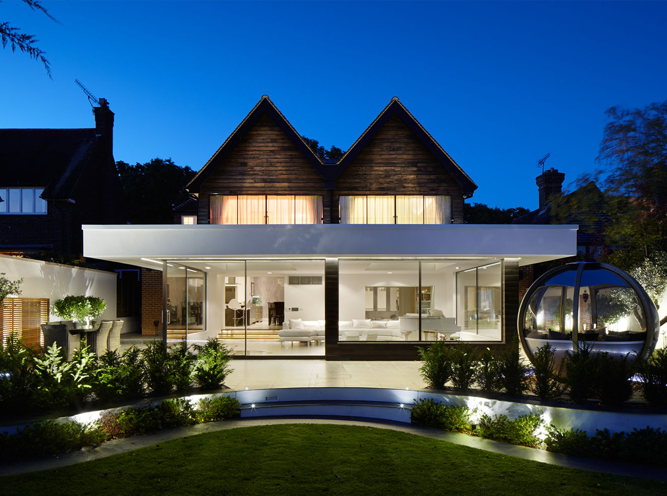 Exterior (Night) Clear Architects Balcones y terrazas de estilo moderno