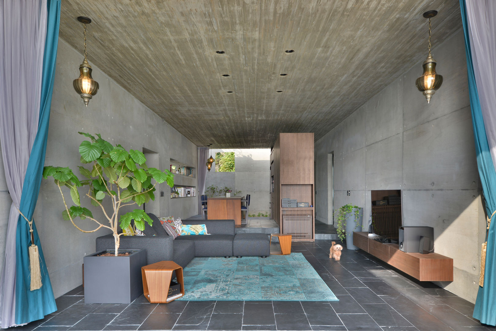 海をのぞむ家, 株式会社クレールアーキラボ 株式会社クレールアーキラボ Eclectic style living room Reinforced concrete