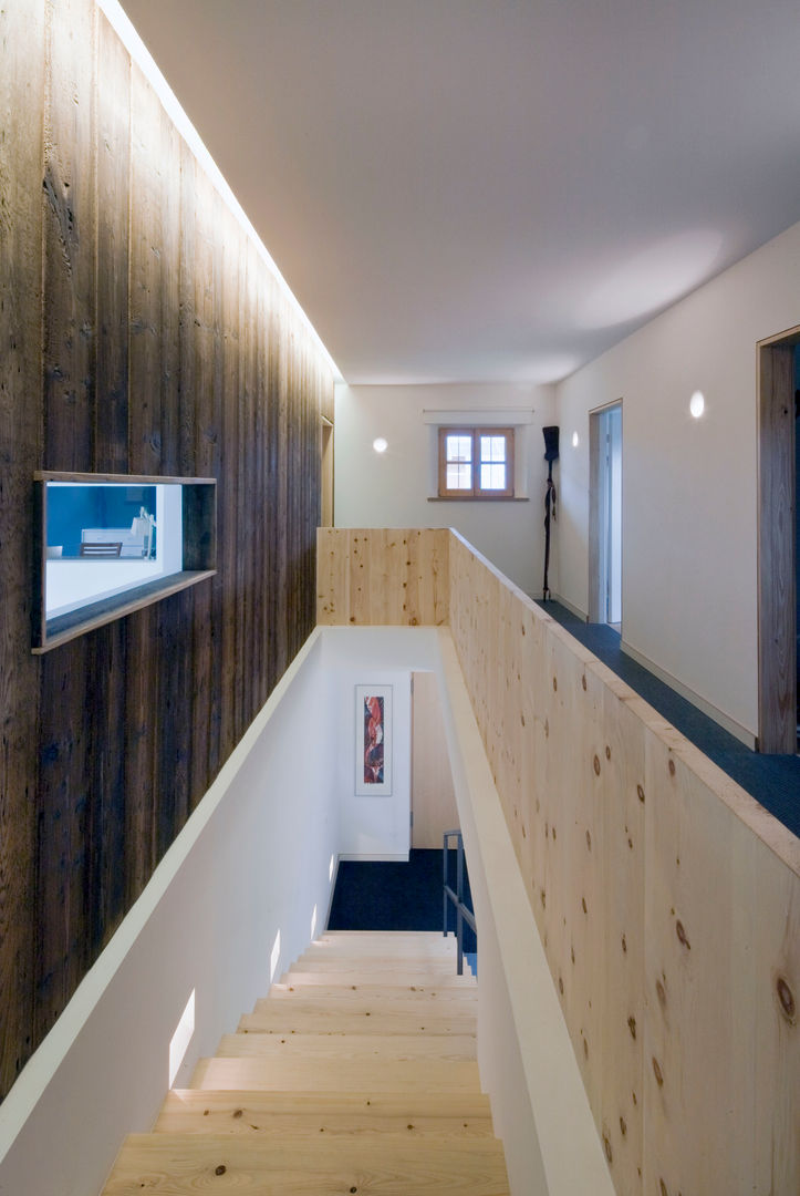 Ein Passivhaus mit Tradition, w. raum Architektur + Innenarchitektur w. raum Architektur + Innenarchitektur Country style corridor, hallway& stairs