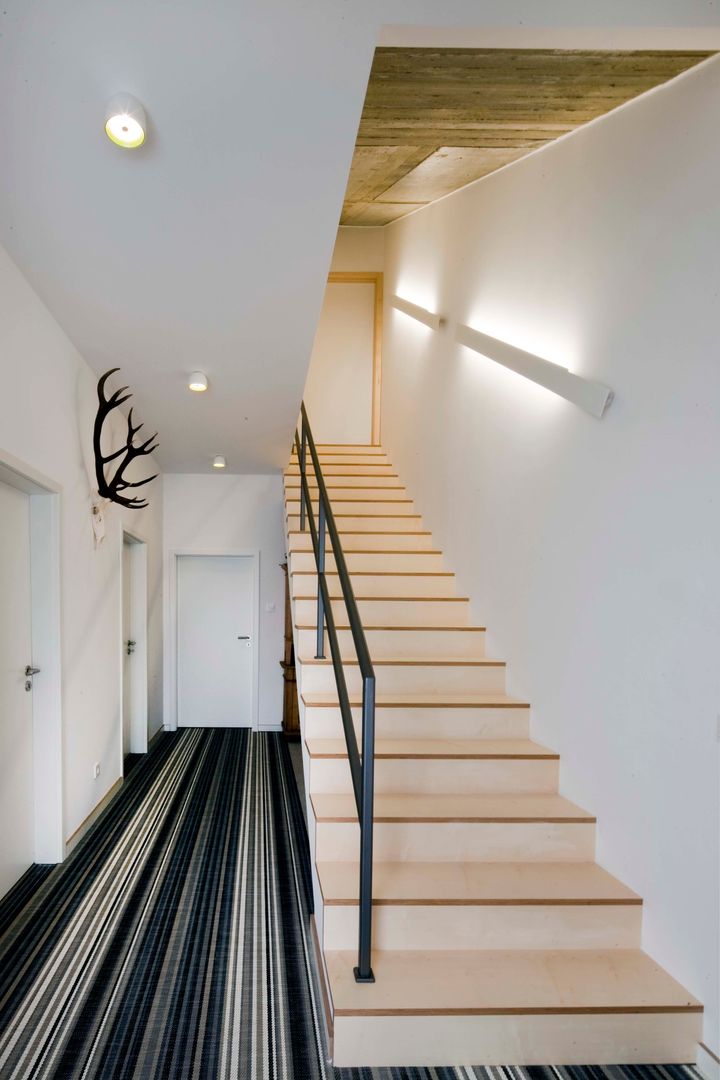 Ein Passivhaus mit Tradition, w. raum Architektur + Innenarchitektur w. raum Architektur + Innenarchitektur Modern corridor, hallway & stairs