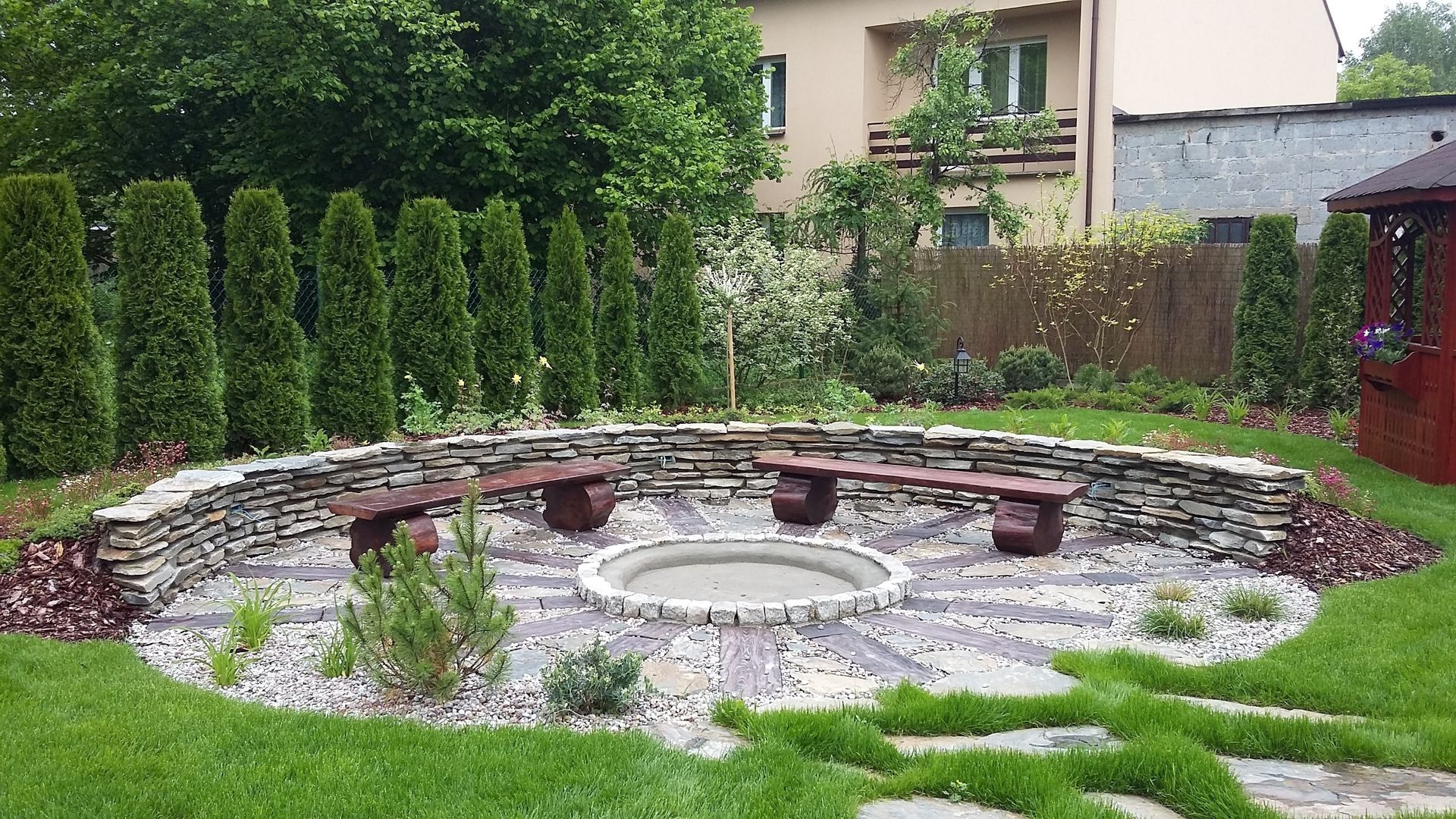 Palenisko, ognisko, skalniak, koło młyńskie, kamienie w trawniku, Zielony Architekt Zielony Architekt 클래식스타일 정원